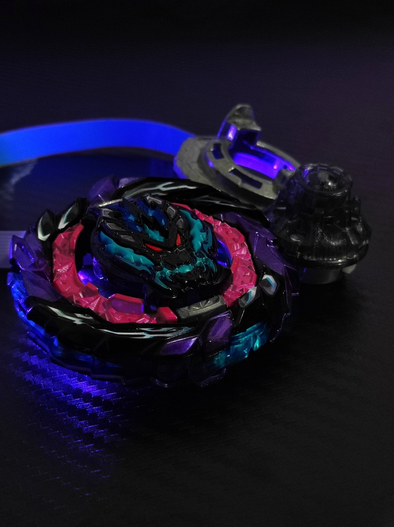 (TOP 1: BeyBlade Más Fuertes) Roar Bahamut Giga Moment - 10 Edición Limitada + Expositor 3D - Film de Regalo[BeyBlade Original] - BeyClub Shop